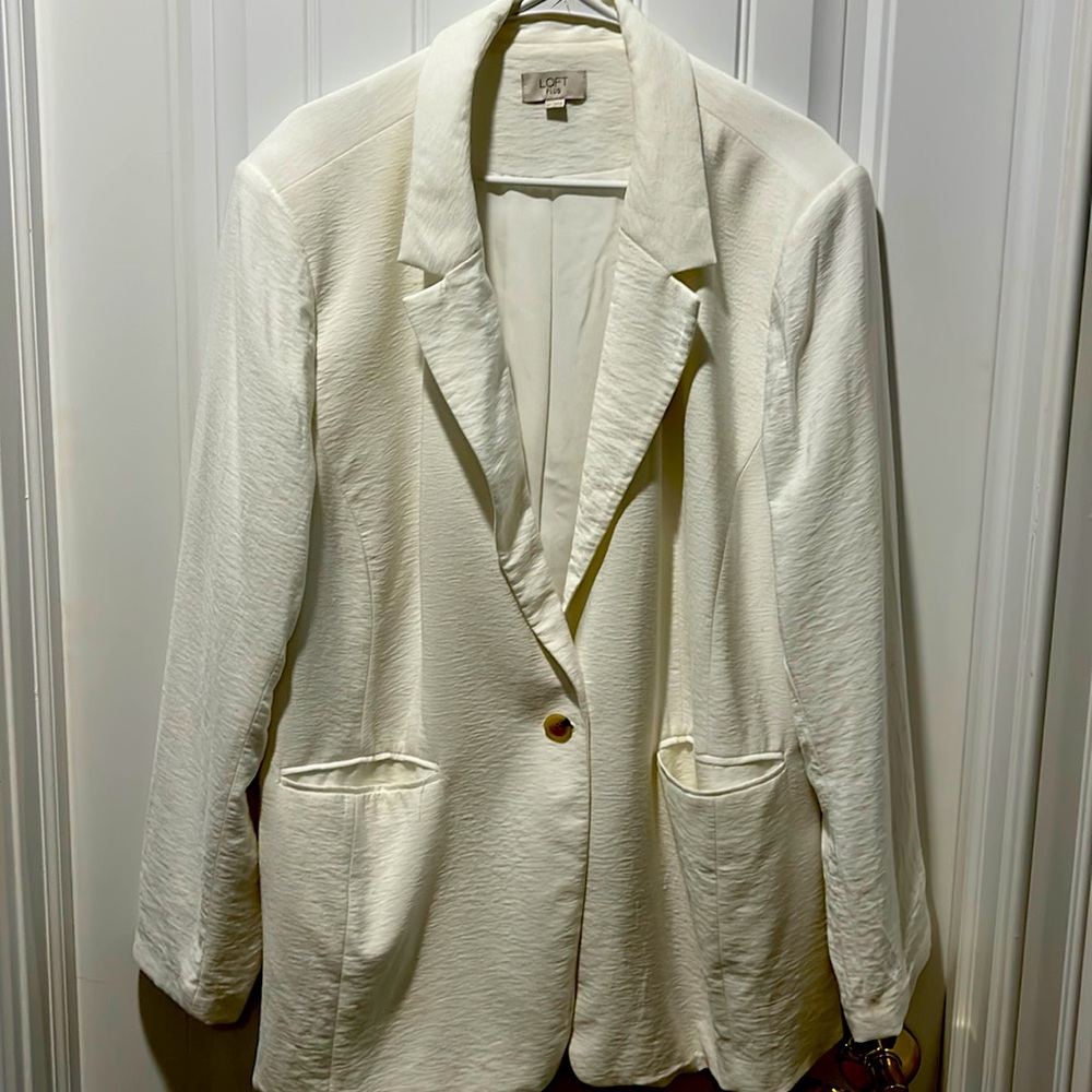 LOFT Plus cream blazer, size 22.